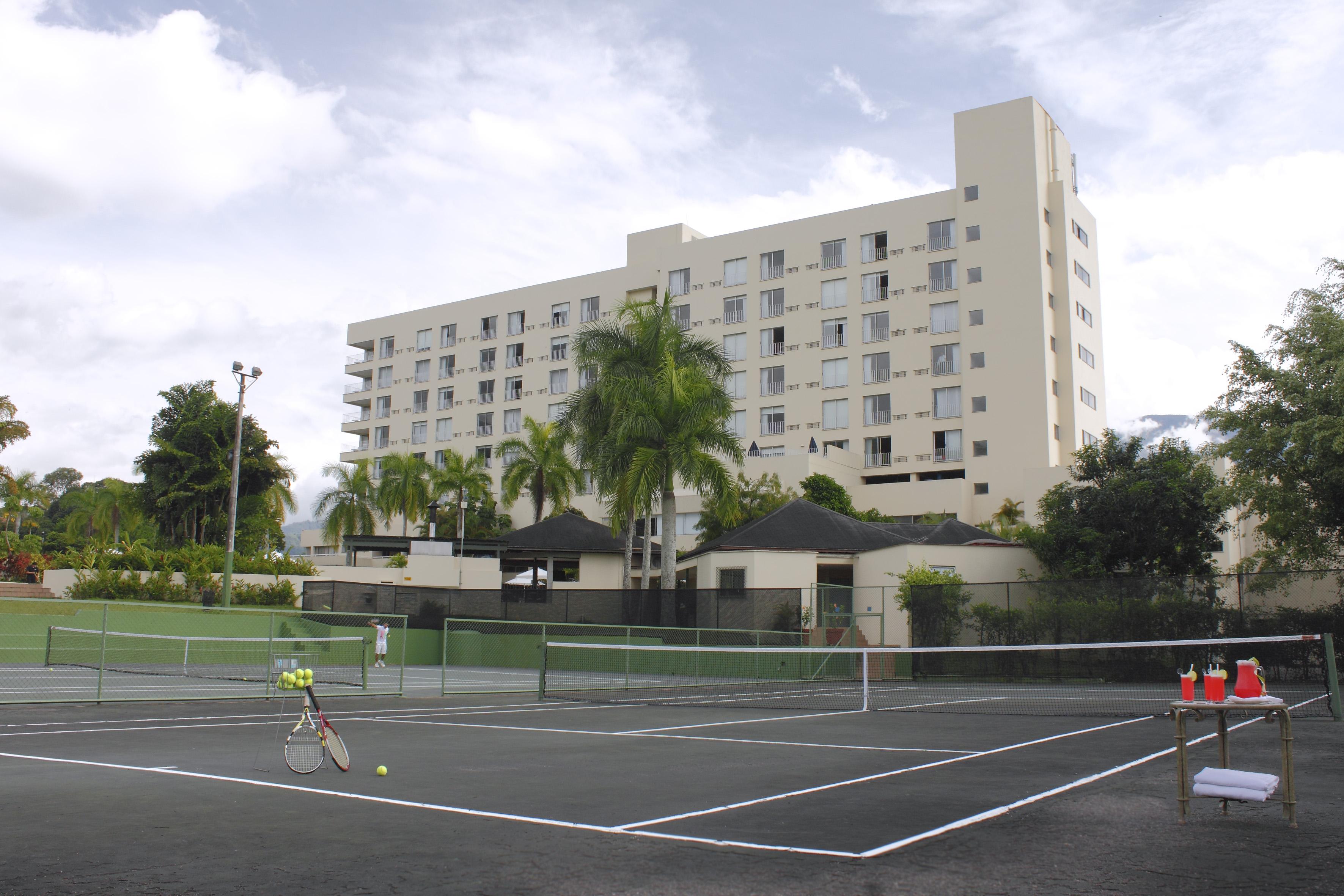 阿尔塔米拉星级酒店 Ibagué 外观 照片 Tennis courts at the Four Seasons